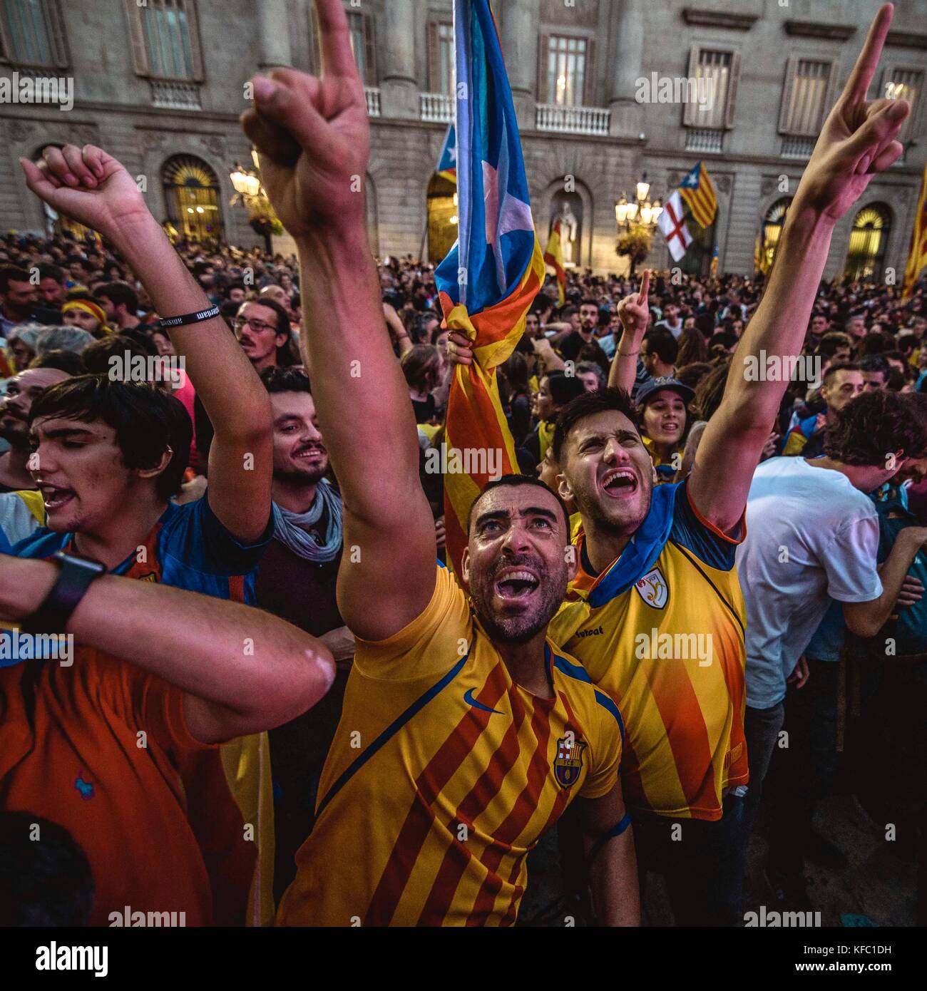 Barcelona, Spain. 27 October, 2017:  Catalan separatists shouts slogans against the Spanish flag as they celebrate the parliaments independence vote in front of the 'Generalitat' Credit: Matthias Oesterle/Alamy Live News Stock Photo