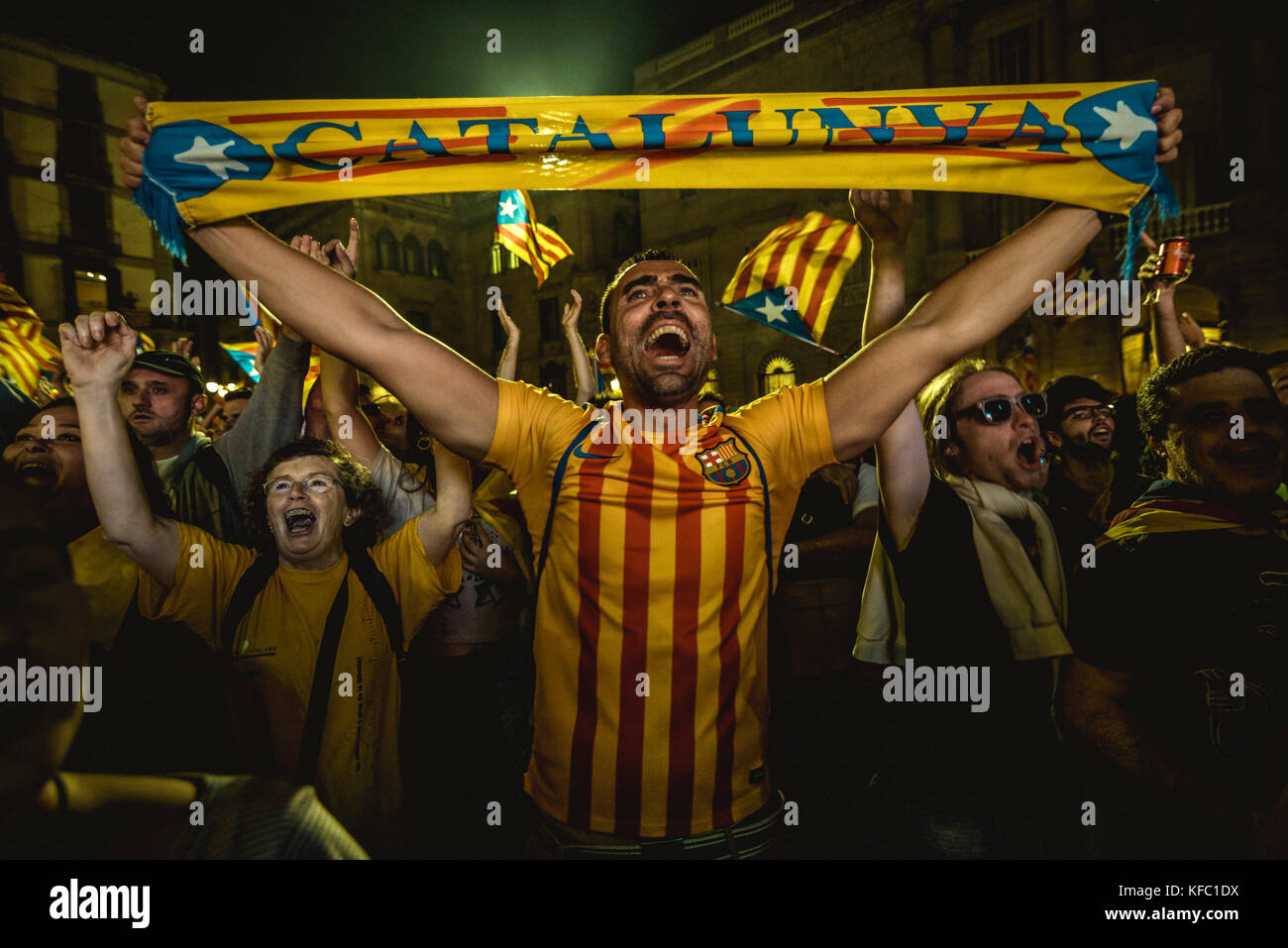 Barcelona, Spain. 27 October, 2017:  A Catalan separatist holds a scarf as he celebrates the parliaments independence vote in front of the 'Generalitat' shouting slogans Credit: Matthias Oesterle/Alamy Live News Stock Photo