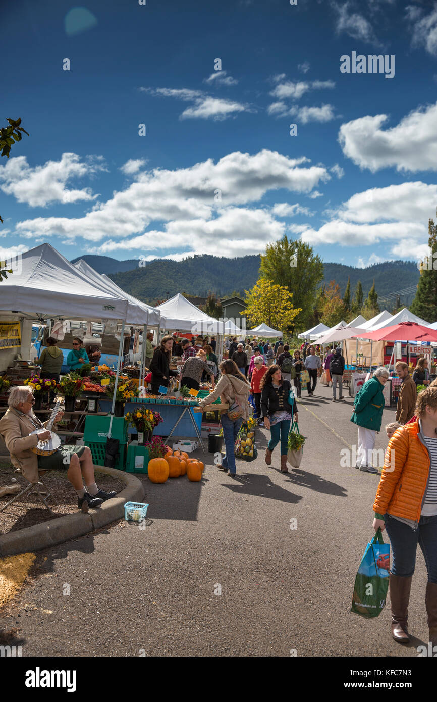 USA, Oregon, Ashland, people stroll through the Rogue Valley Growers and Crafters Market Stock Photo