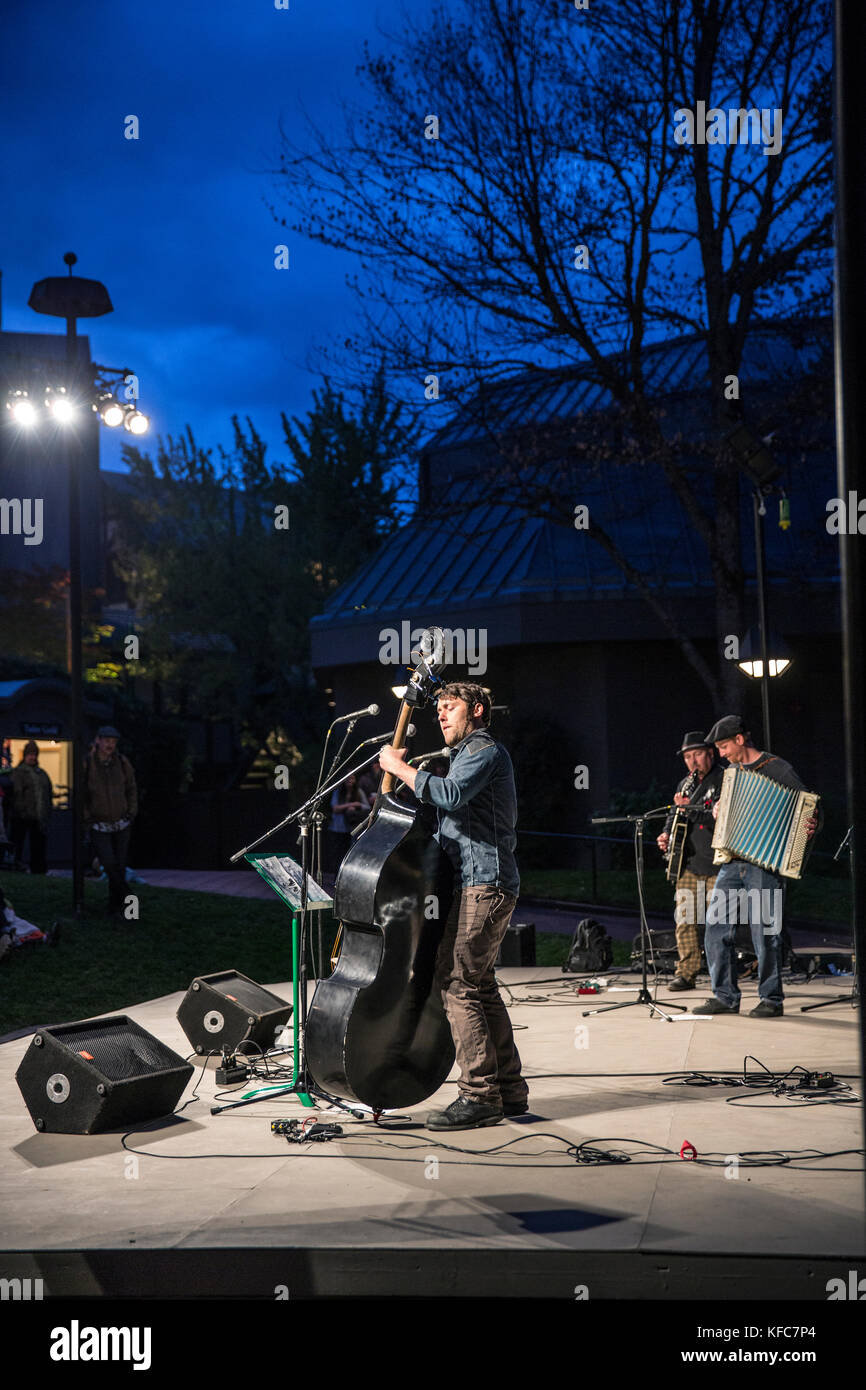 USA, Oregon, Ashland, performers at the Green Show outside of the Angus