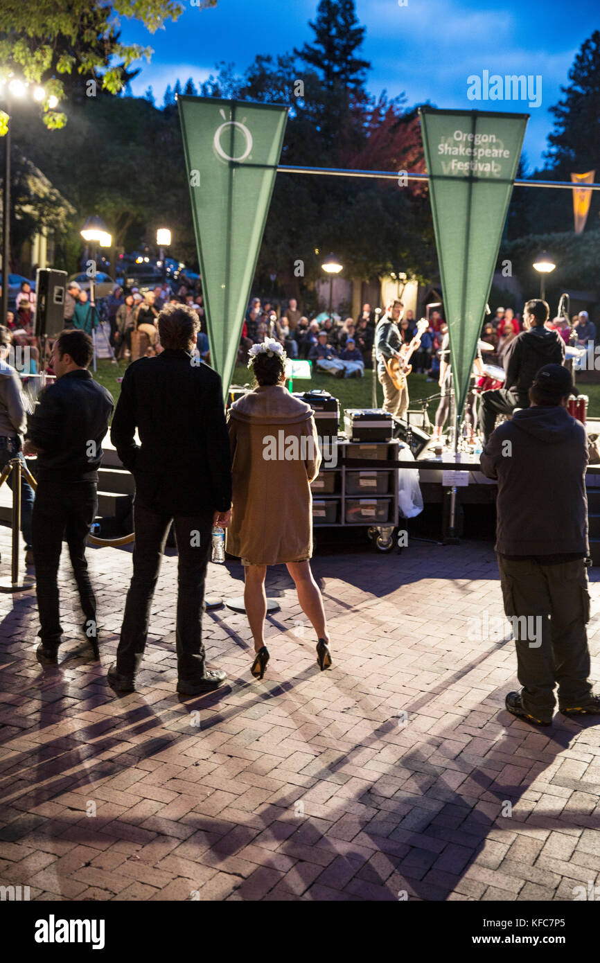 USA, Oregon, Ashland, performers at the Green Show outside of the Angus