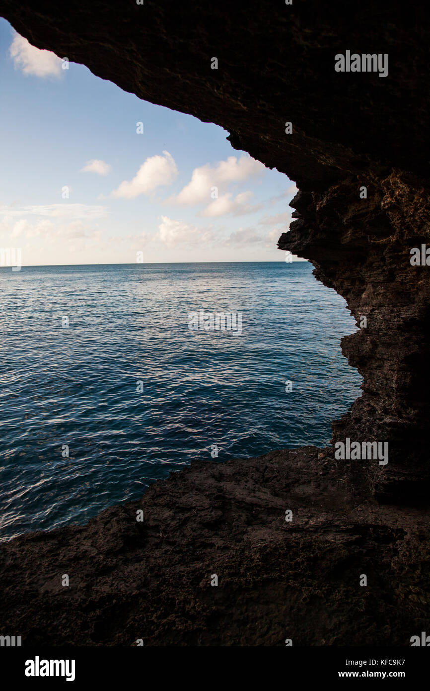 BERMUDA. Hamilton Parish. Cliff jumping, swimming off a point in