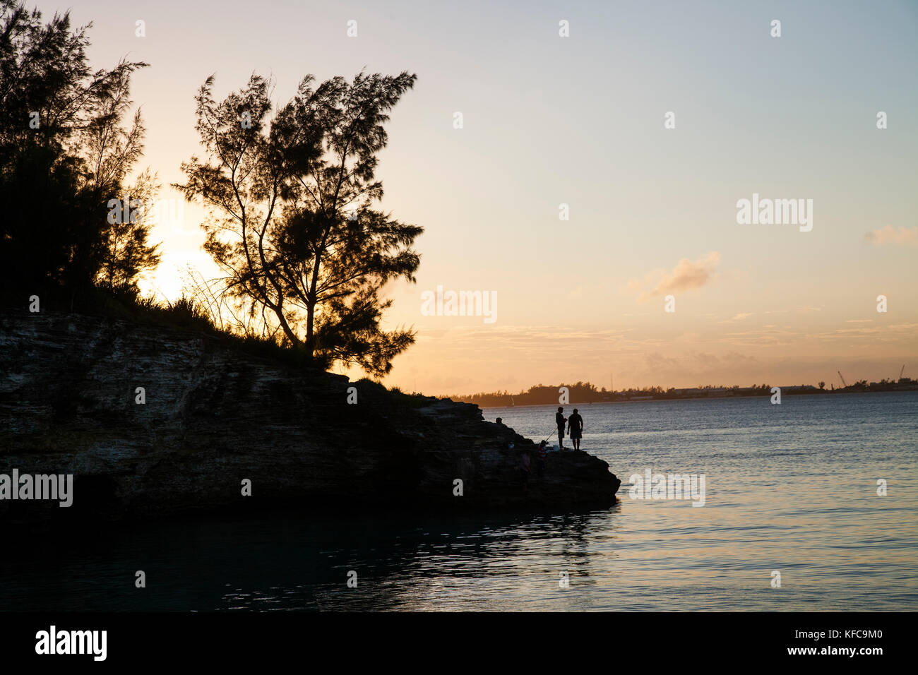BERMUDA. Hamilton Parish. Cliff jumping, swimming off a point in
