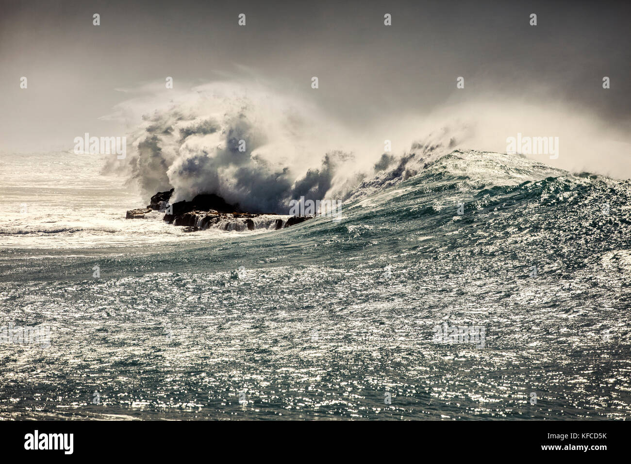 Big waves hitting rocks sea hi-res stock photography and images