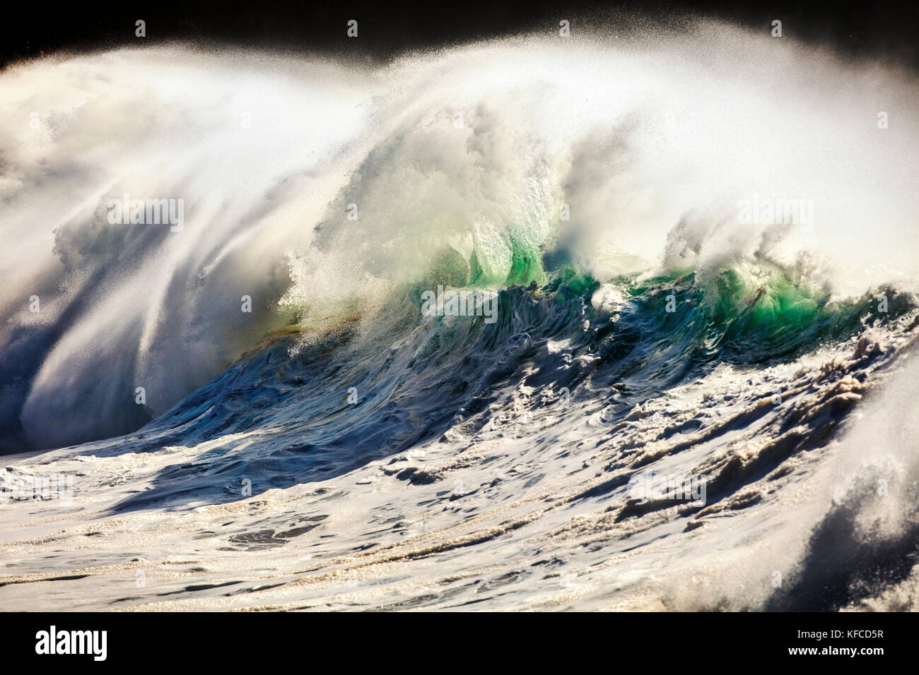 Big waves hitting the shore hi-res stock photography and images - Alamy