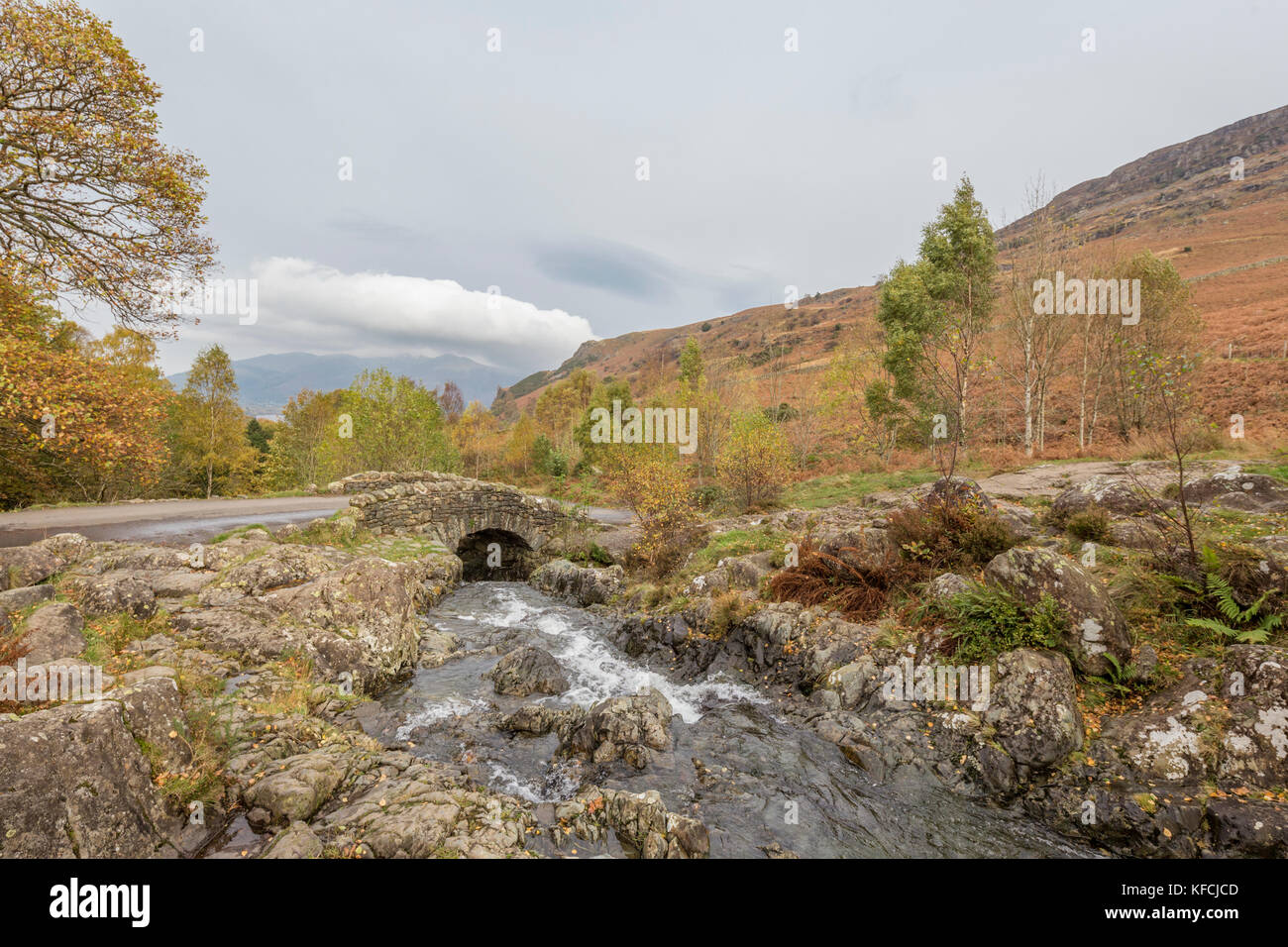 Autumn at Ashness Bridge a traditional stone bridge in Borrowdale, Lake ...