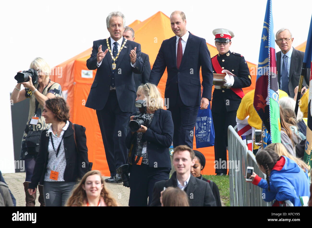 HRH William, Duke of Cambridge visits Milton Keynes to help celebrate the 50th Anniversary of the town. Campbell Park, Milton Keynes, Buckinghamshire, UK  Featuring: HRH William, Duke of Cambridge Where: Milton Keynes, United Kingdom When: 26 Sep 2017 Credit: WENN.com Stock Photo