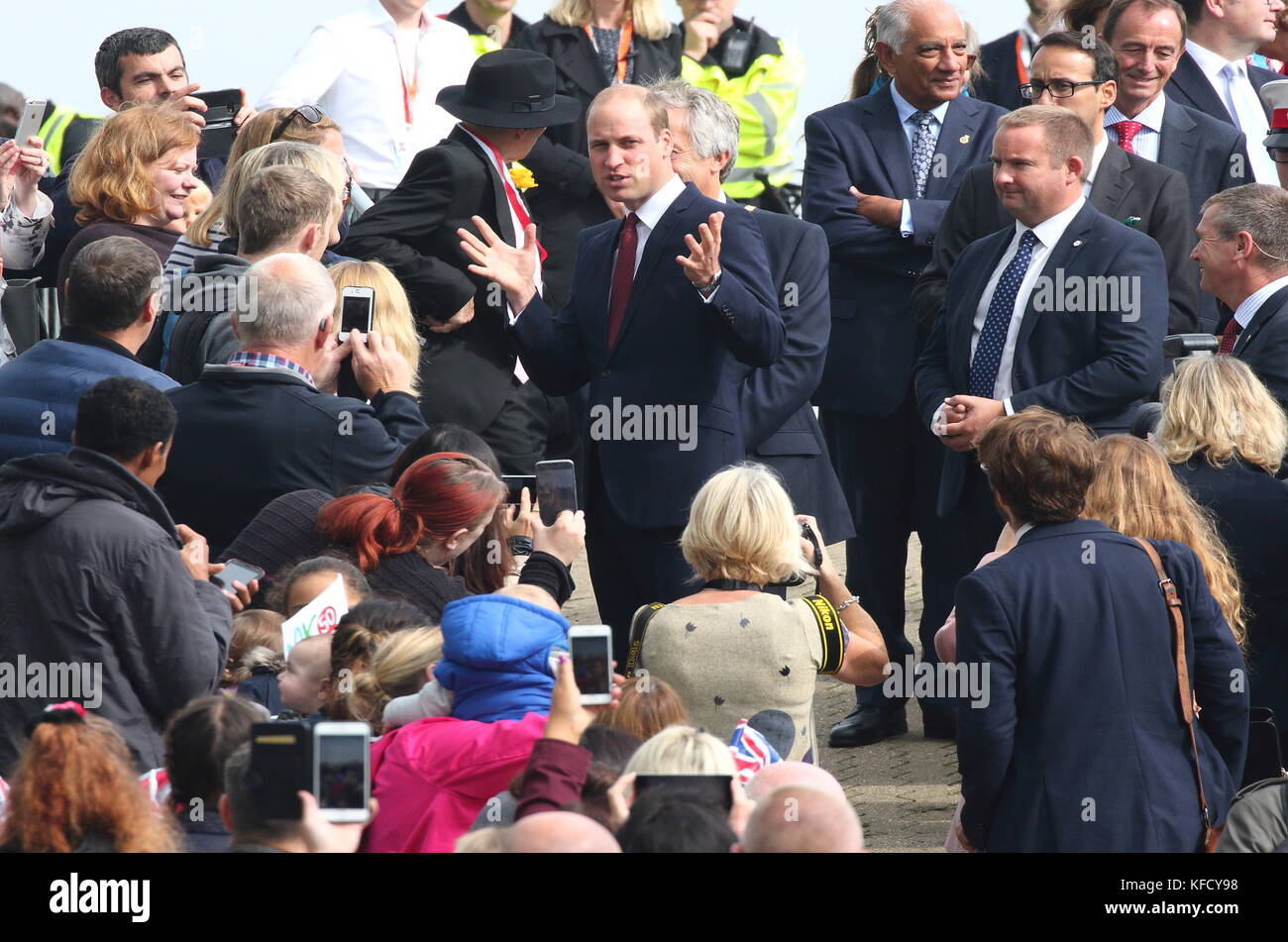 HRH William, Duke of Cambridge visits Milton Keynes to help celebrate the 50th Anniversary of the town. Campbell Park, Milton Keynes, Buckinghamshire, UK  Featuring: HRH William, Duke of Cambridge Where: Milton Keynes, United Kingdom When: 26 Sep 2017 Credit: WENN.com Stock Photo