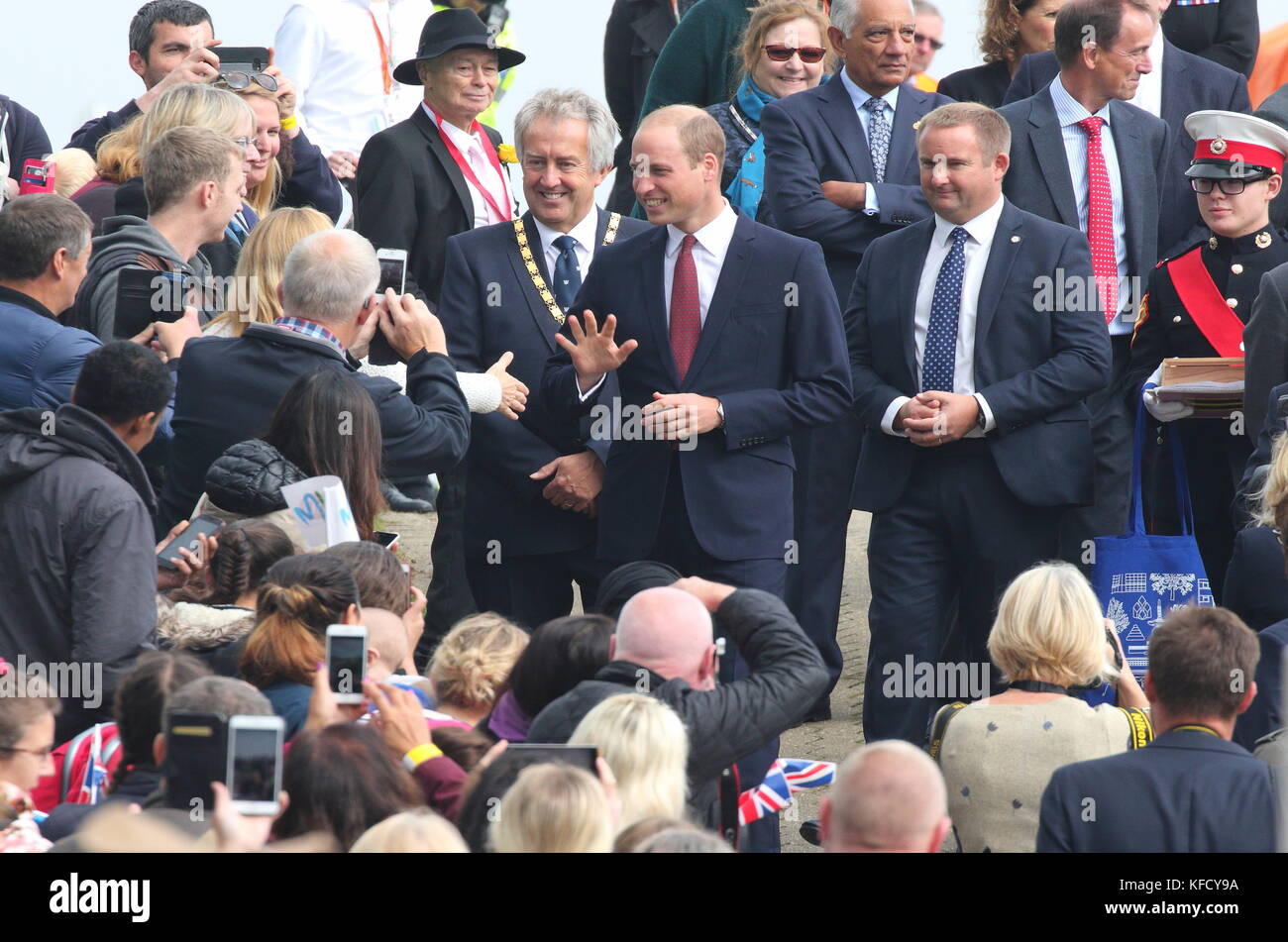 HRH William, Duke of Cambridge visits Milton Keynes to help celebrate the 50th Anniversary of the town. Campbell Park, Milton Keynes, Buckinghamshire, UK  Featuring: HRH William, Duke of Cambridge Where: Milton Keynes, United Kingdom When: 26 Sep 2017 Credit: WENN.com Stock Photo