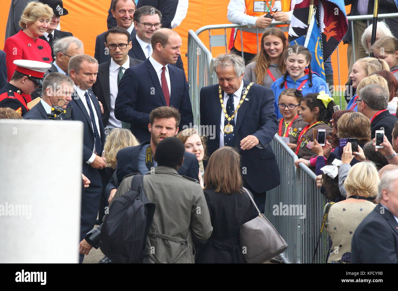 HRH William, Duke of Cambridge visits Milton Keynes to help celebrate the 50th Anniversary of the town. Campbell Park, Milton Keynes, Buckinghamshire, UK  Featuring: HRH William, Duke of Cambridge Where: Milton Keynes, United Kingdom When: 26 Sep 2017 Credit: WENN.com Stock Photo
