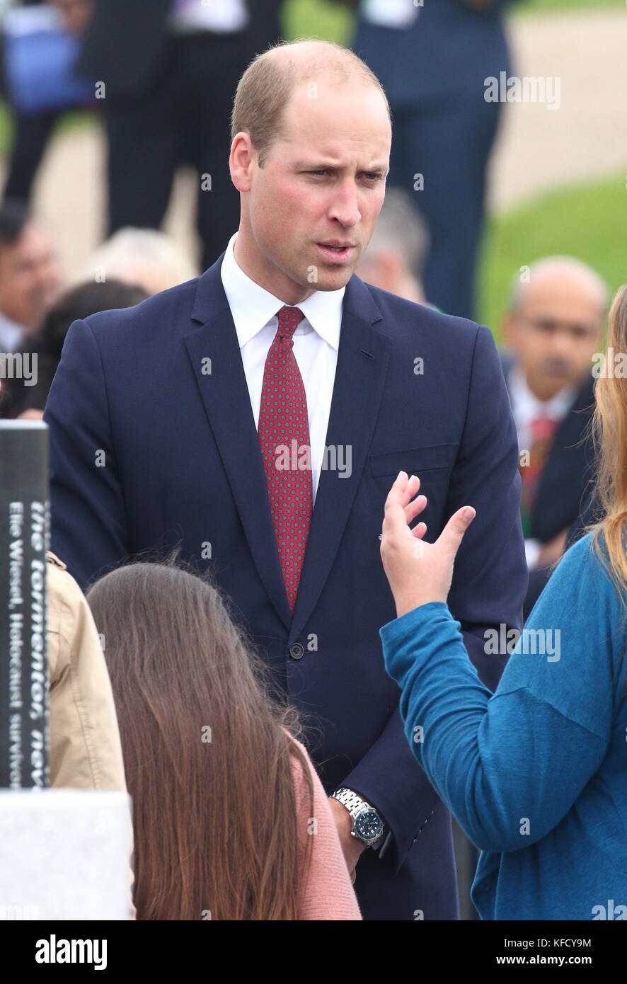 HRH William, Duke of Cambridge visits Milton Keynes to help celebrate the 50th Anniversary of the town. Campbell Park, Milton Keynes, Buckinghamshire, UK  Featuring: HRH William, Duke of Cambridge Where: Milton Keynes, United Kingdom When: 26 Sep 2017 Credit: WENN.com Stock Photo