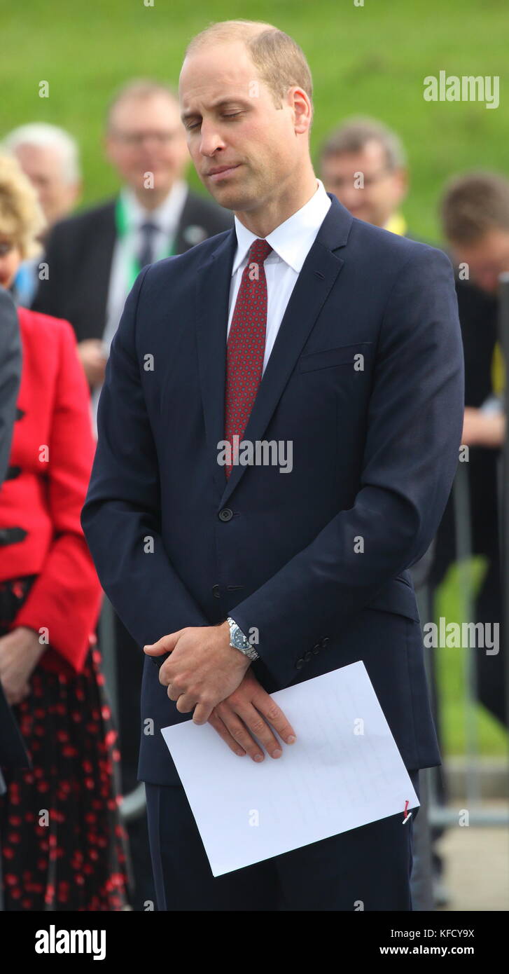 HRH William, Duke of Cambridge visits Milton Keynes to help celebrate the 50th Anniversary of the town. Campbell Park, Milton Keynes, Buckinghamshire, UK  Featuring: HRH William, Duke of Cambridge Where: Milton Keynes, United Kingdom When: 26 Sep 2017 Credit: WENN.com Stock Photo