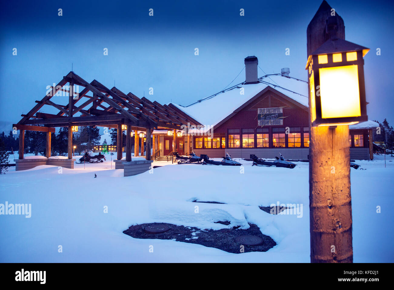 Old Faithful Lodge, Yellowstone National Park. Wyoming, USA Stock Photo -  Alamy