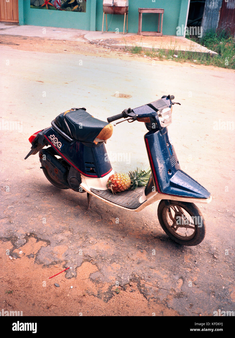Rang tragedie Ære PANAMA, Bocas del Toro, small scooter with a pineapple Stock Photo - Alamy