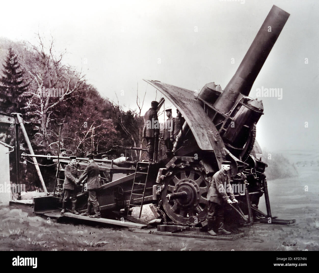 One of the first Big Berthas being readied for firing - World War I - First World War, The Great War, 28 July 1914 to 11 November 1918. ( Big Bertha (howitzer) super-heavy siege artillery developed by the armaments manufacturer Krupp in Germany on the eve of World War I. Its barrel diameter caliber was 420 mm -16.5 inch ) Stock Photo