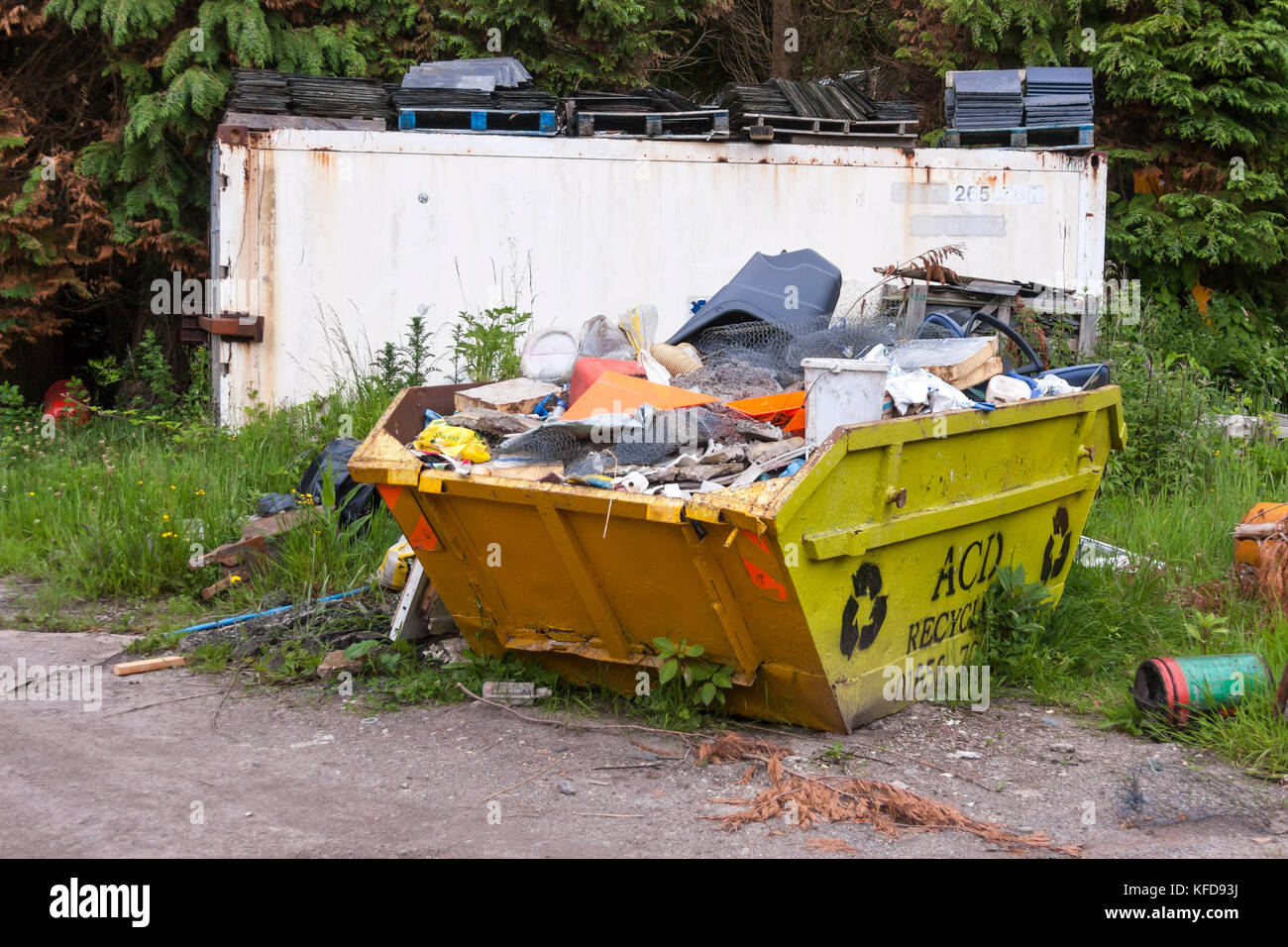 builders waste disposal skip overflowing with rubbish Stock Photo Alamy