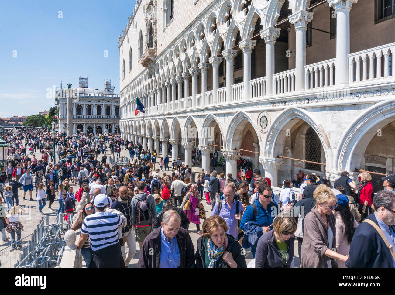 VENICE ITALY VENICE Busy crowds of tourists visiting Venice from cruise