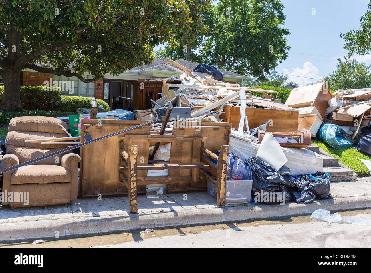 "I Lost Everything"   A Milwaukee Family'S Fight After Devastating Flood - 73bfw37
