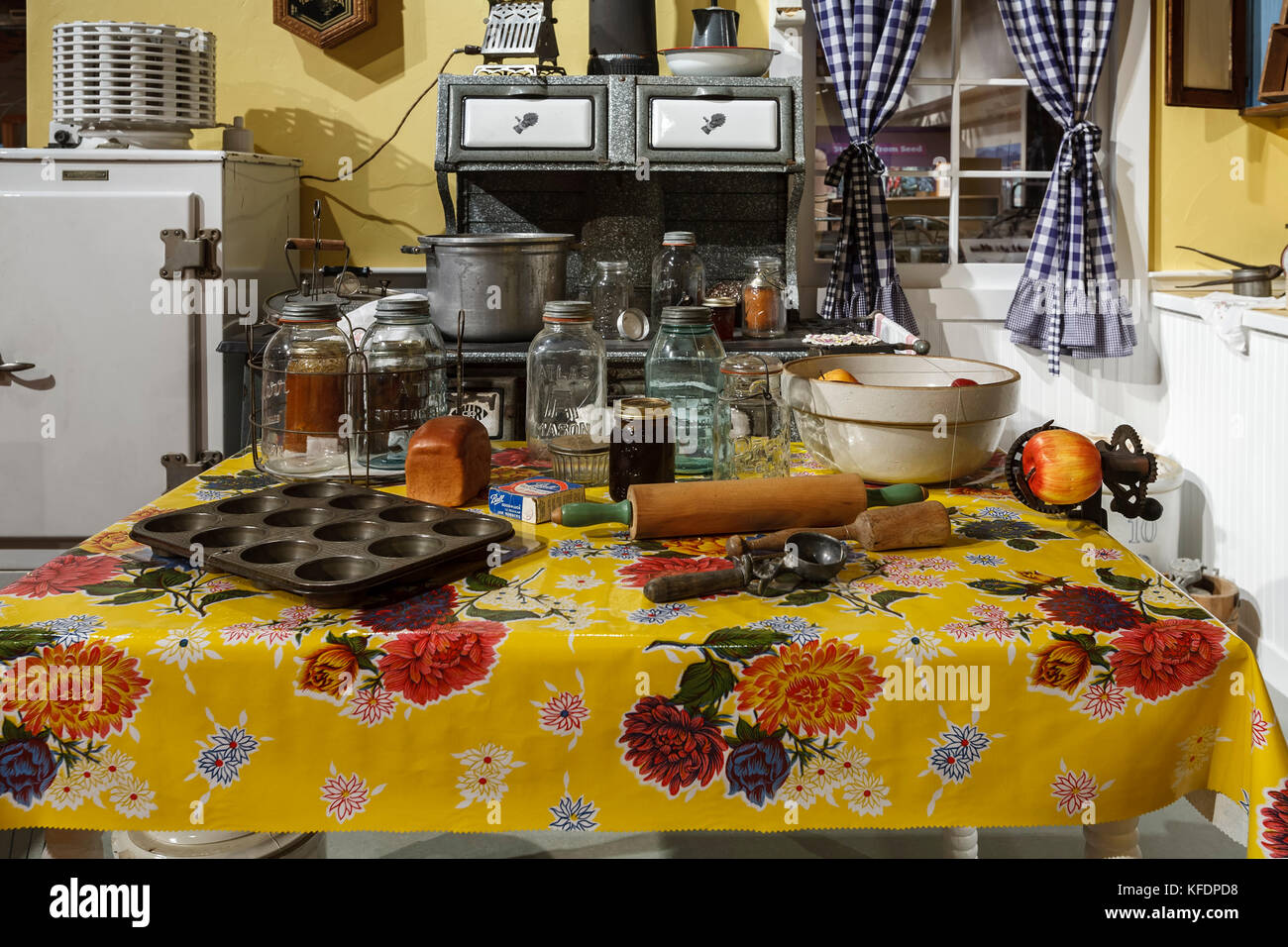 1930s kitchen hi-res stock photography and images - Alamy