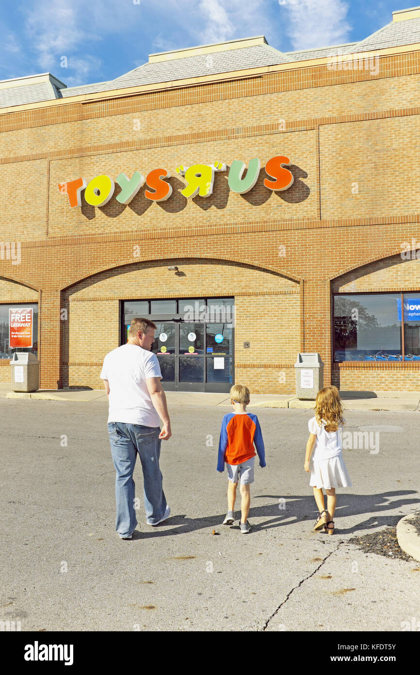 Father walks with son and daughter towards the Toys R Us store in Columbus, Ohio in October 2017. Stock Photo