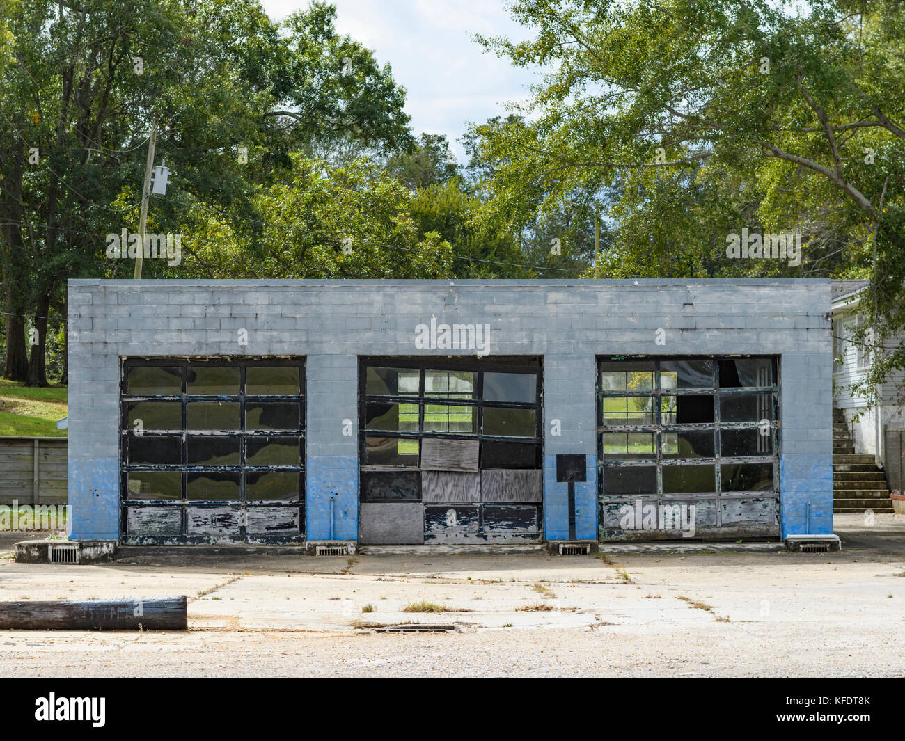 Abandoned gas station garage in rural Alabama, USA. Stock Photo