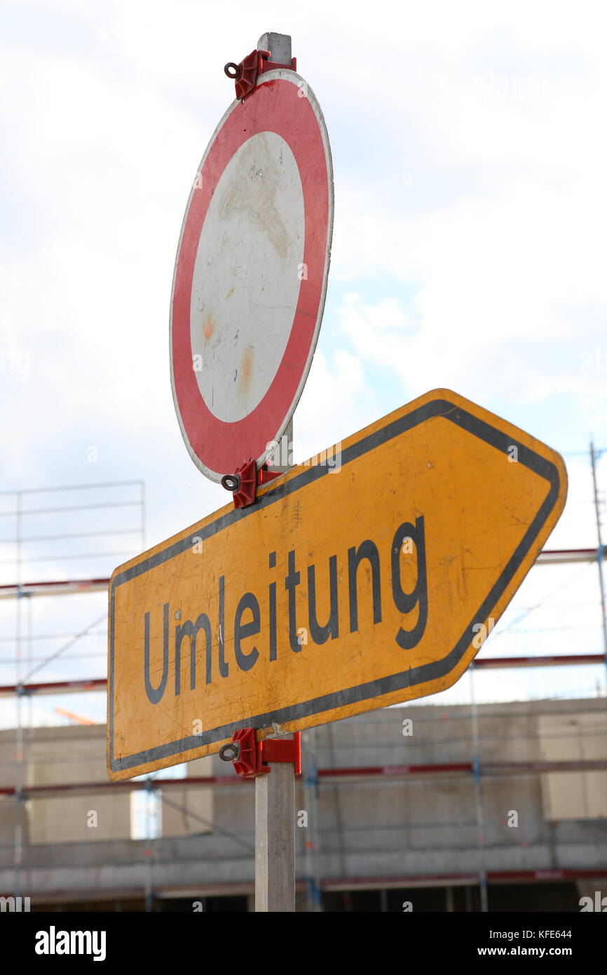 Verkehrsschild, gelbes Schild mit Umleitung, rundes Schild mit Durchfahrt verboten, Verbot für Fahrzeuge aller Art Stock Photo