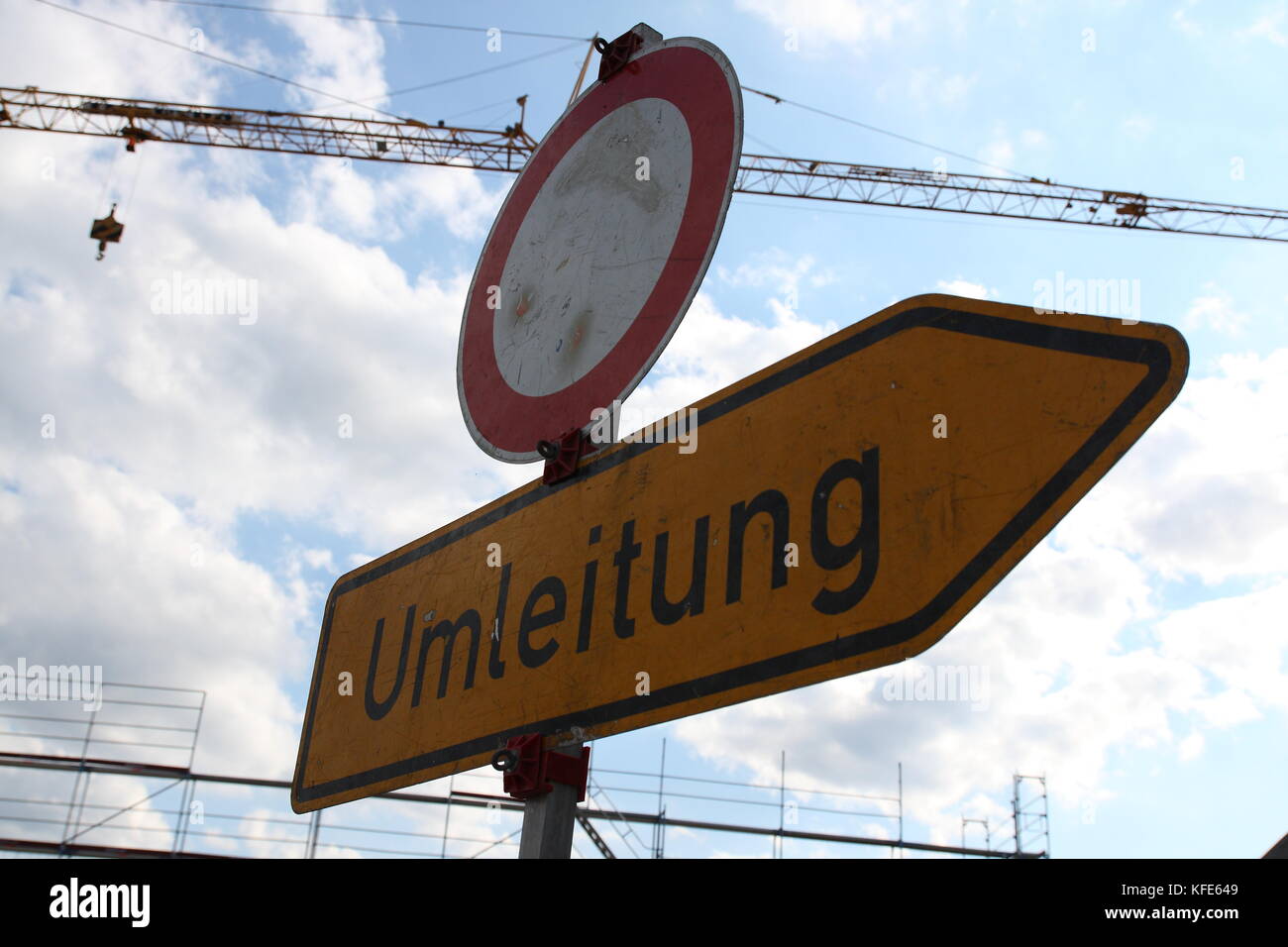 Verkehrsschild Gelbes Schild Mit Umleitung Rundes Schild Mit Durchfahrt Verboten Verbot Fur Fahrzeuge Aller Art Stock Photo Alamy