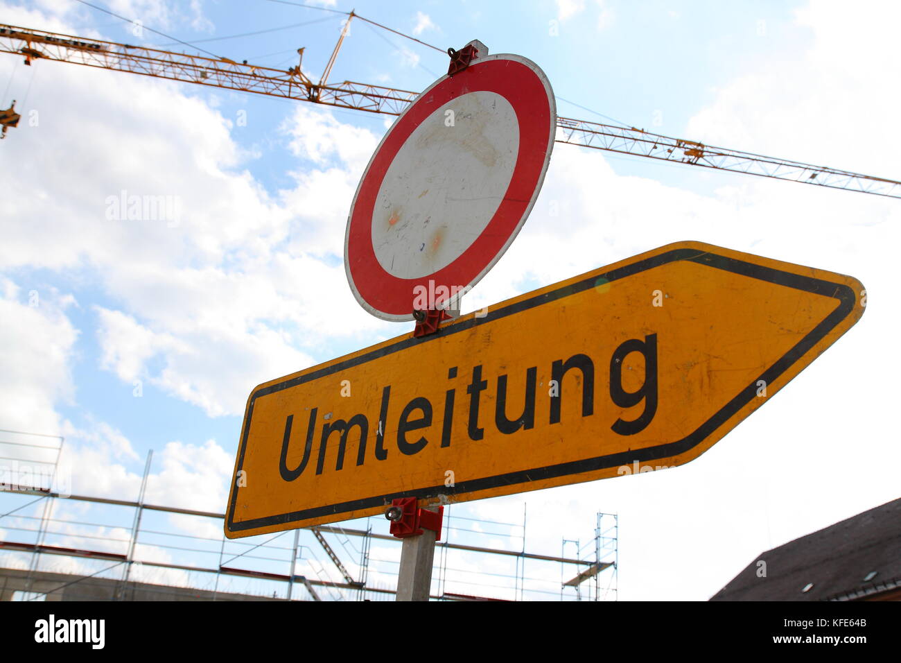 Verkehrsschild, gelbes Schild mit Umleitung, rundes Schild mit Durchfahrt verboten, Verbot für Fahrzeuge aller Art Stock Photo