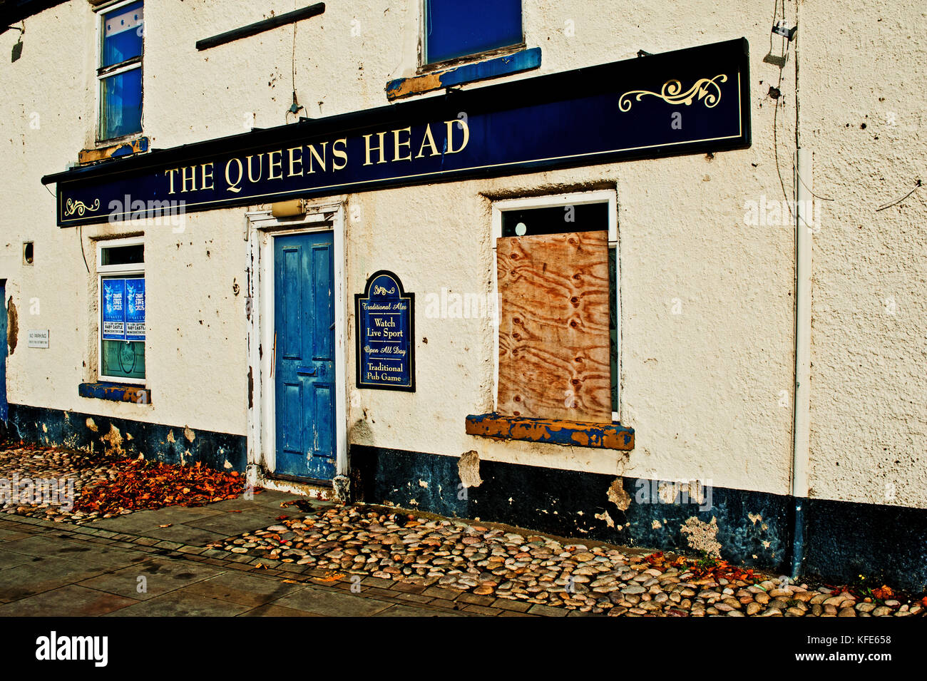 The Queens Head Abandoned Pub, Front Street, West Auckland, County Durham Stock Photo