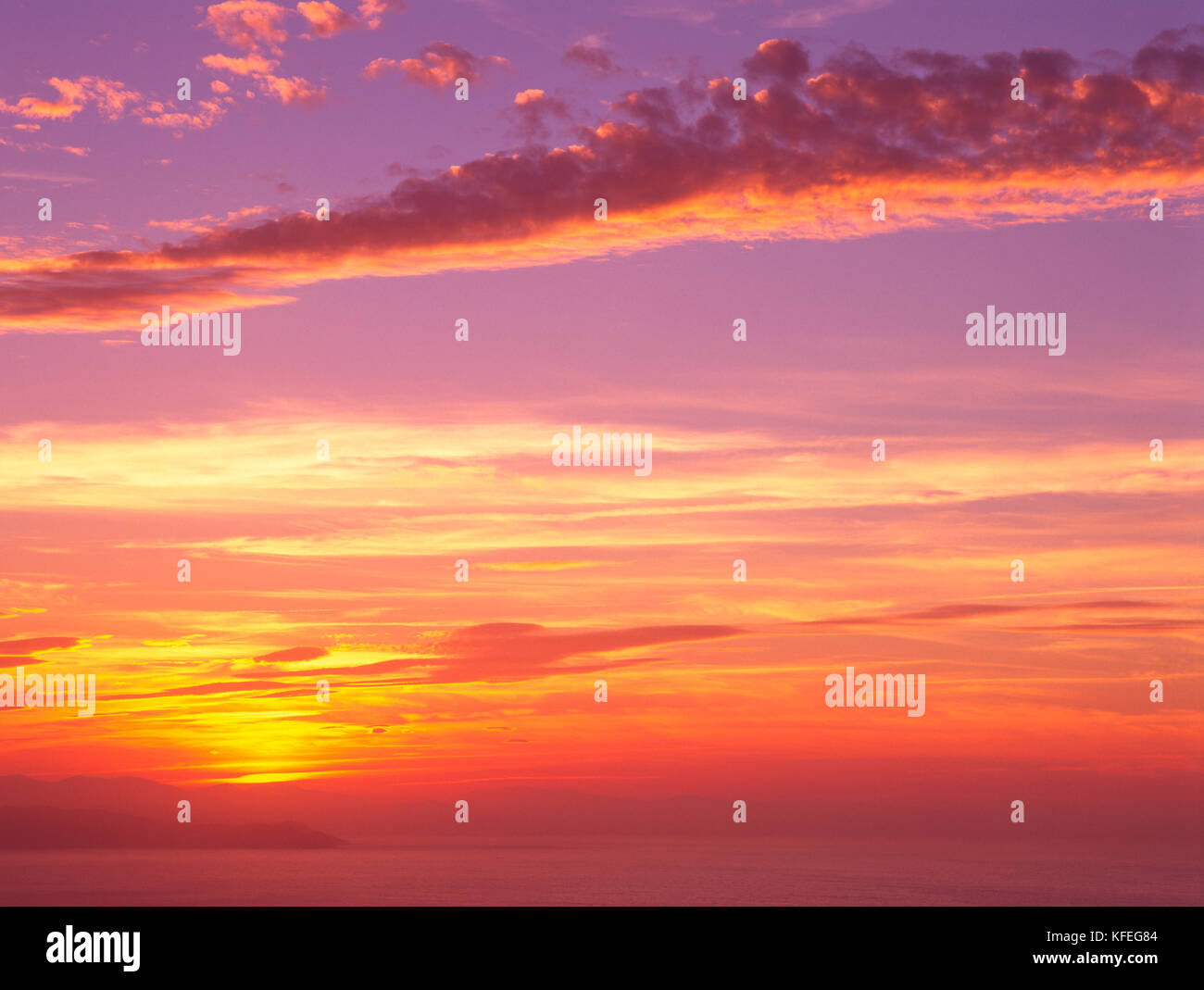 Setting sun over the Bay of Biscay. Atlantic Ocean Stock Photo Alamy
