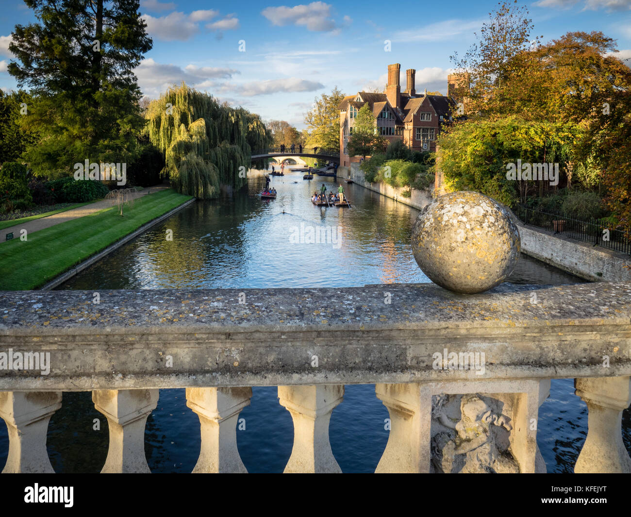 Cambridge Tourism - Tourists punt on the River Cam at dusk - view from Clare College Bridge Stock Photo