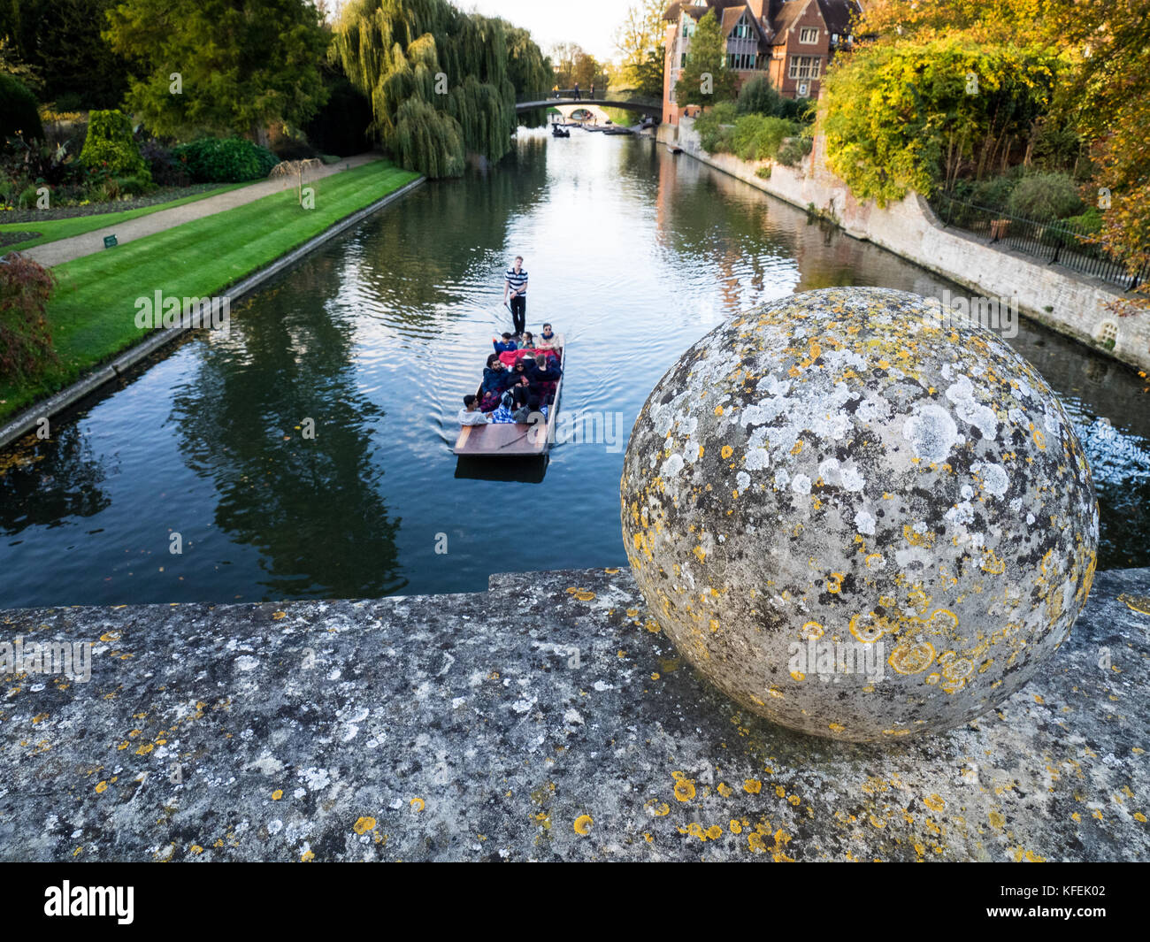 Cambridge Tourism - Tourists punt on the River Cam at dusk - view from Clare College Bridge Stock Photo