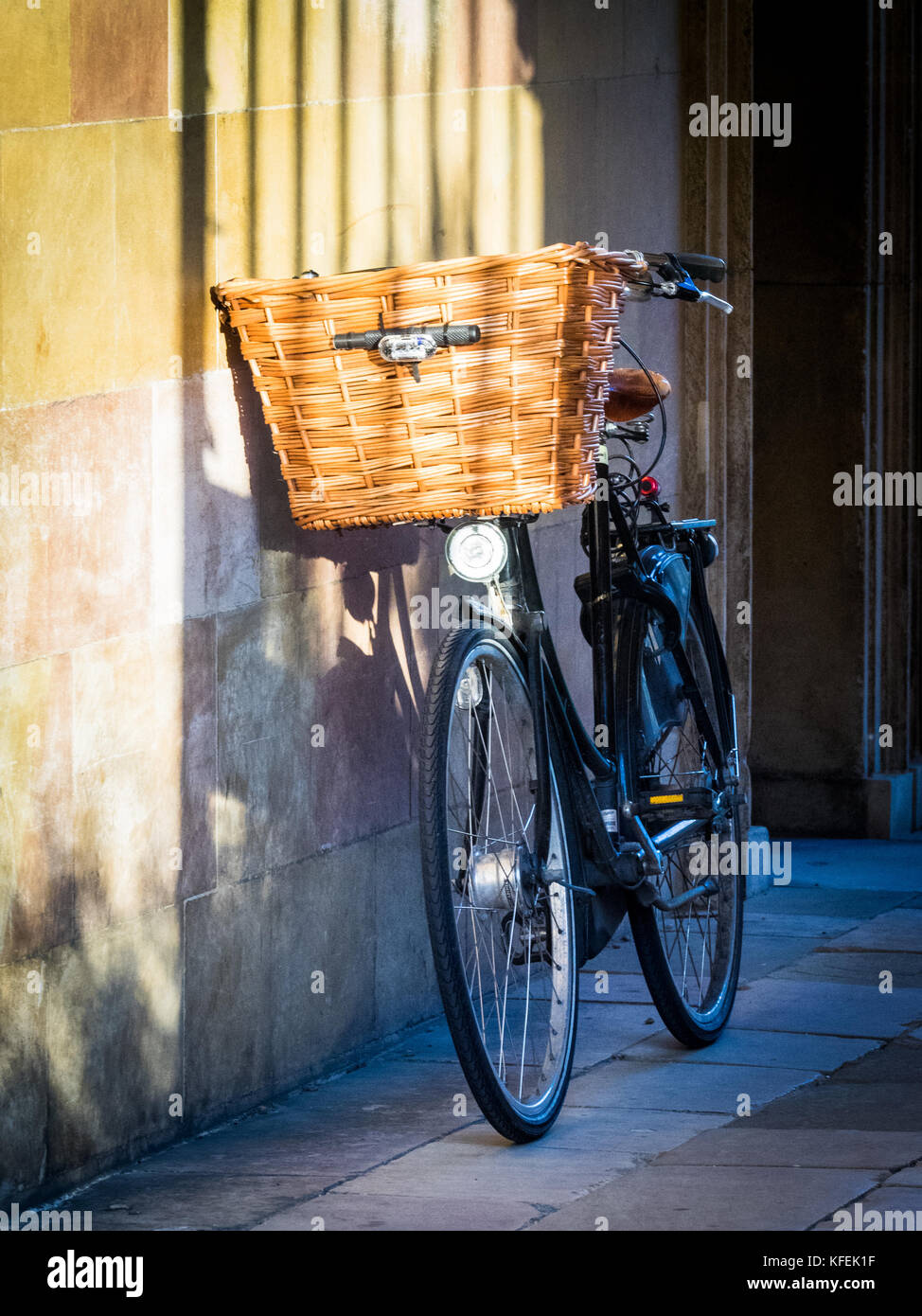 Cambridge Student Bike - Bike parked in a picturesque gateway in Clare College, part of the Unversity of Cambrdige in Cambridge UK Stock Photo