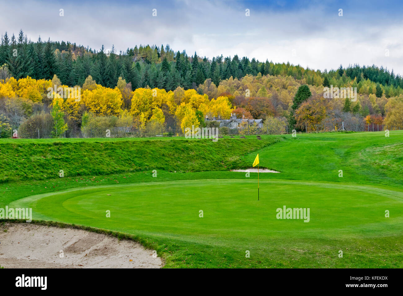 BALMORAL CASTLE ROYAL DEESIDE ABERDEENSHIRE SCOTLAND A GREEN ON THE BALMORAL GOLF COURSE SURROUNDED BY YELLOW AND GOLD AUTUMNAL TREES Stock Photo