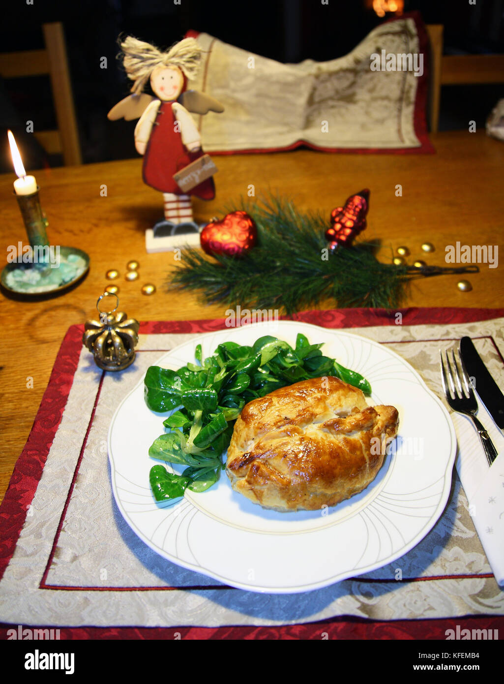 Rinderfilet, Filet in Blätterteig mit Feldsalat an Weihnachten Stock ...