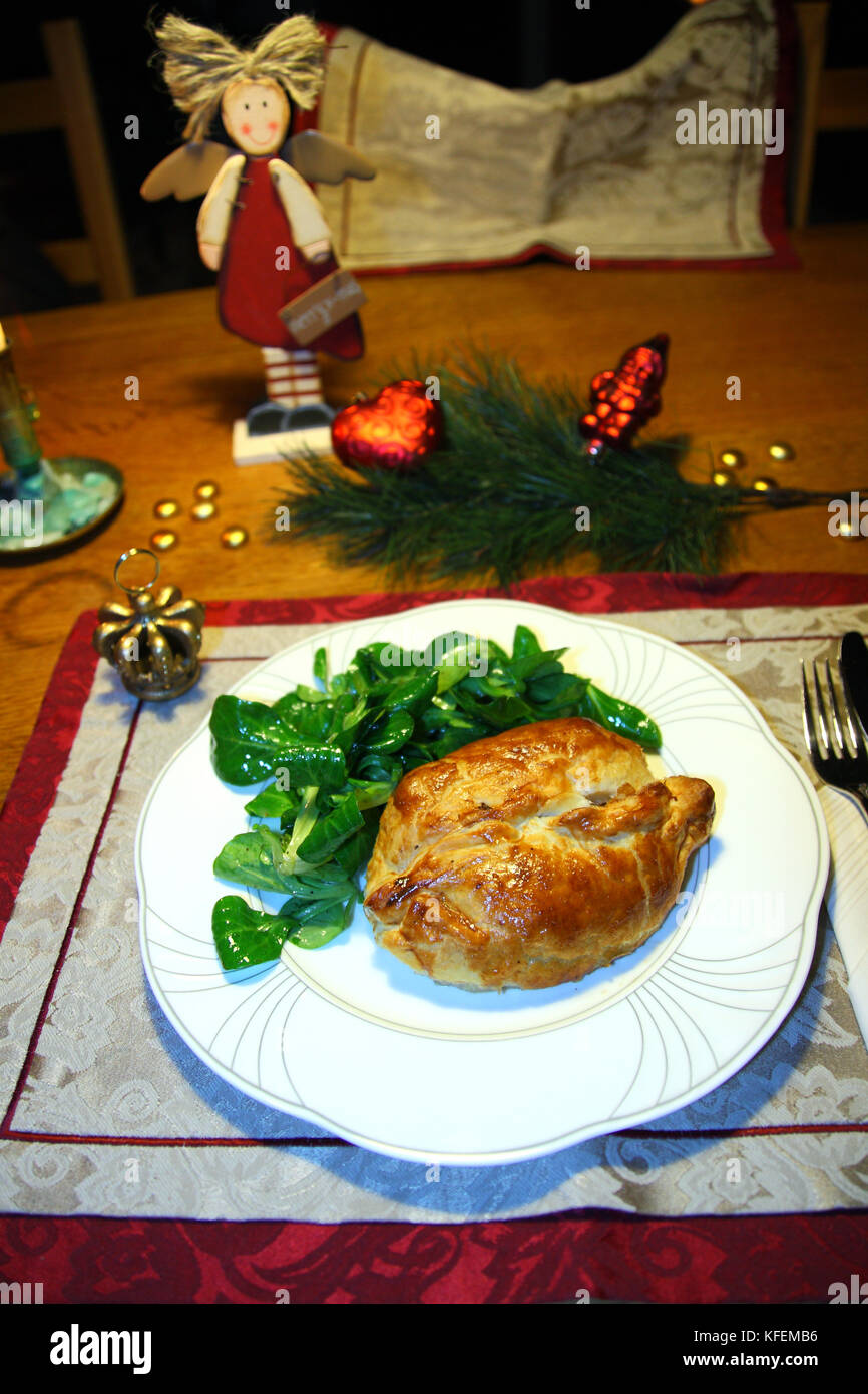 Rinderfilet, Filet in Blätterteig mit Feldsalat an Weihnachten Stock ...