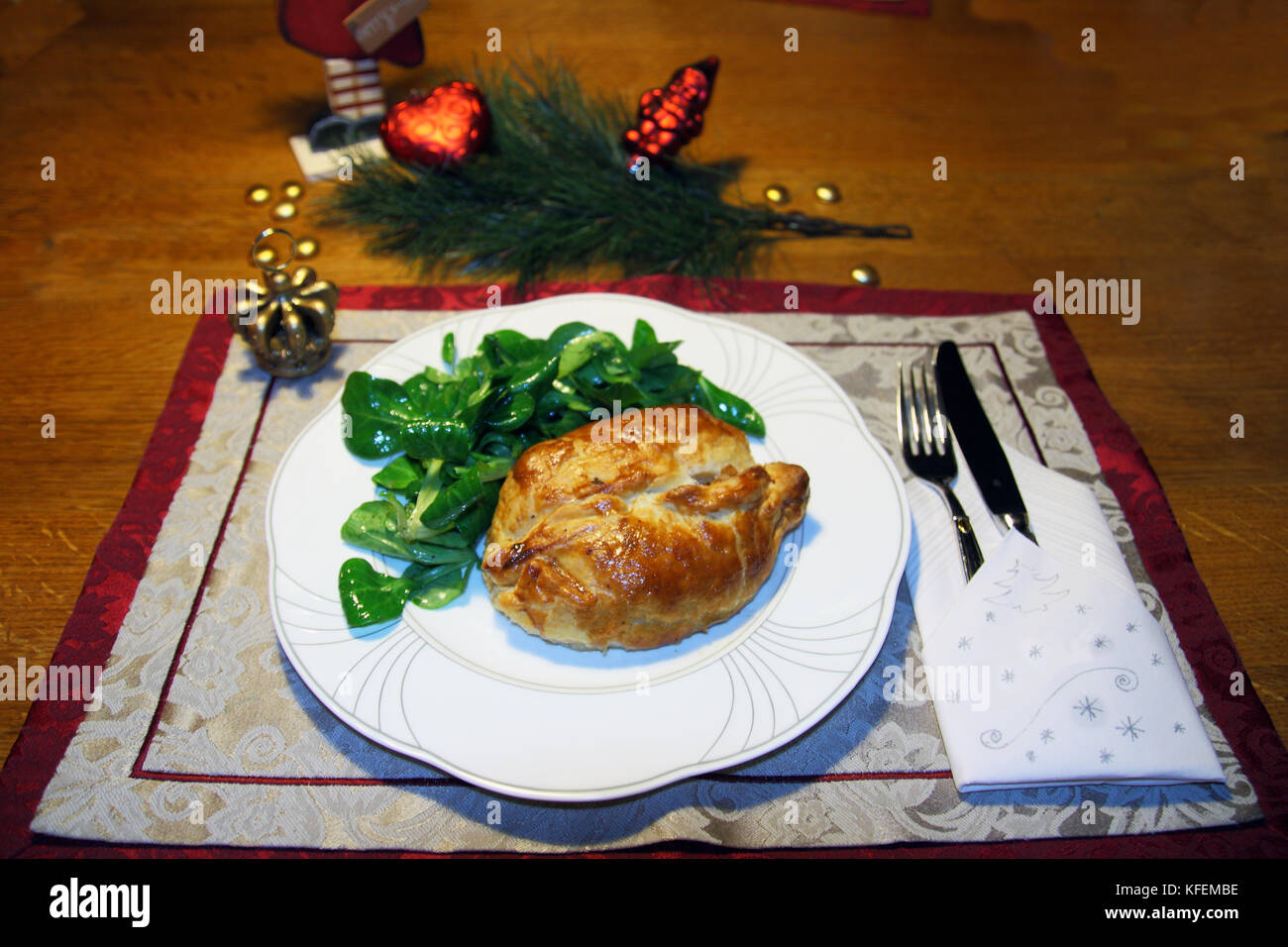 Rinderfilet, Filet in Blätterteig mit Feldsalat an Weihnachten Stock ...