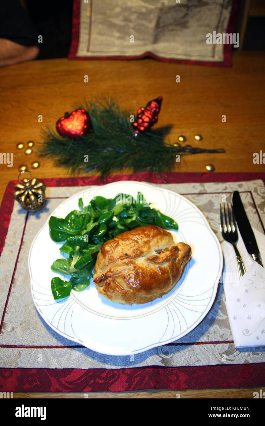 Rinderfilet, Filet in Blätterteig mit Feldsalat an Weihnachten Stock ...
