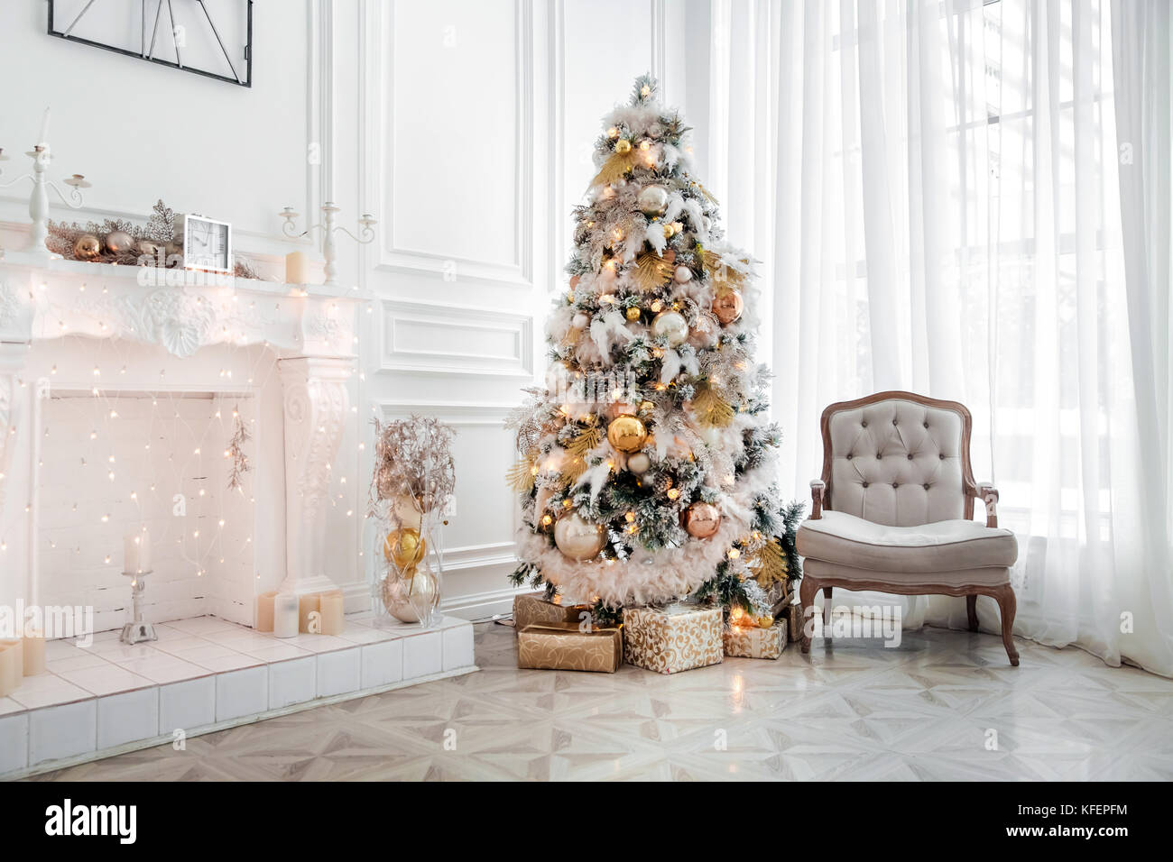 Classic white christmas interior Stock Photo - Alamy