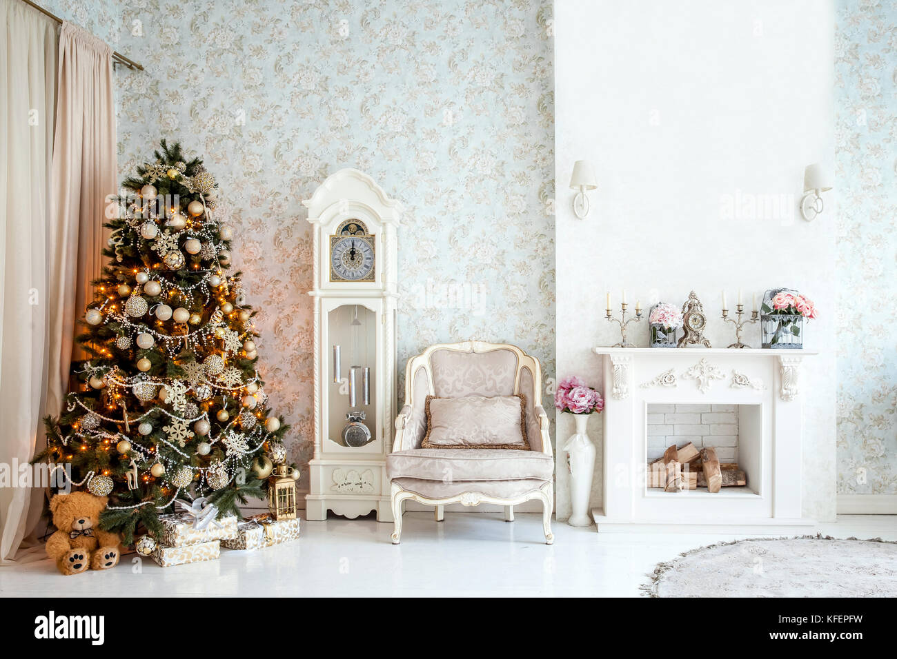 Classic white christmas interior Stock Photo - Alamy