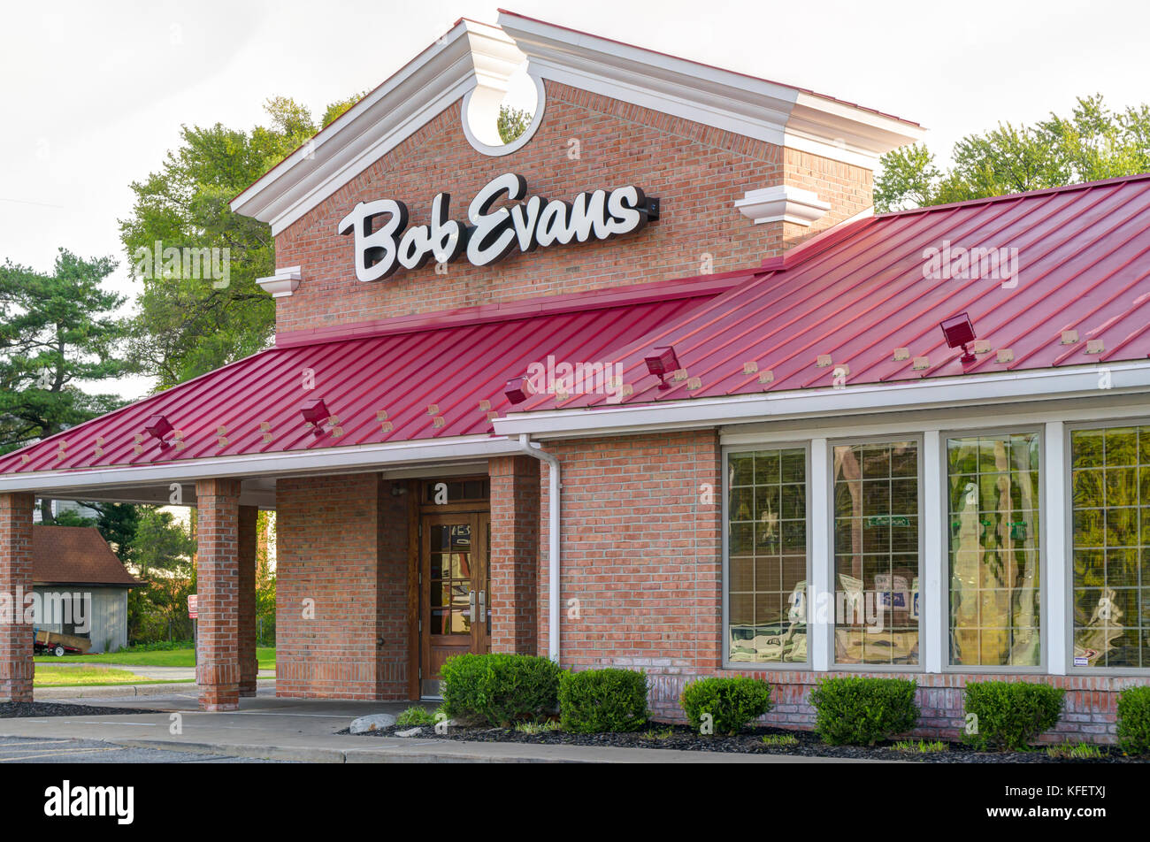 SOUTH BEND, IN/USA - OCTOBER 19, 2017: Bob Evants Resturaunt exterior sign and logo. Bob Evens Restaurants is a chain of casual dining resturaunts in  Stock Photo