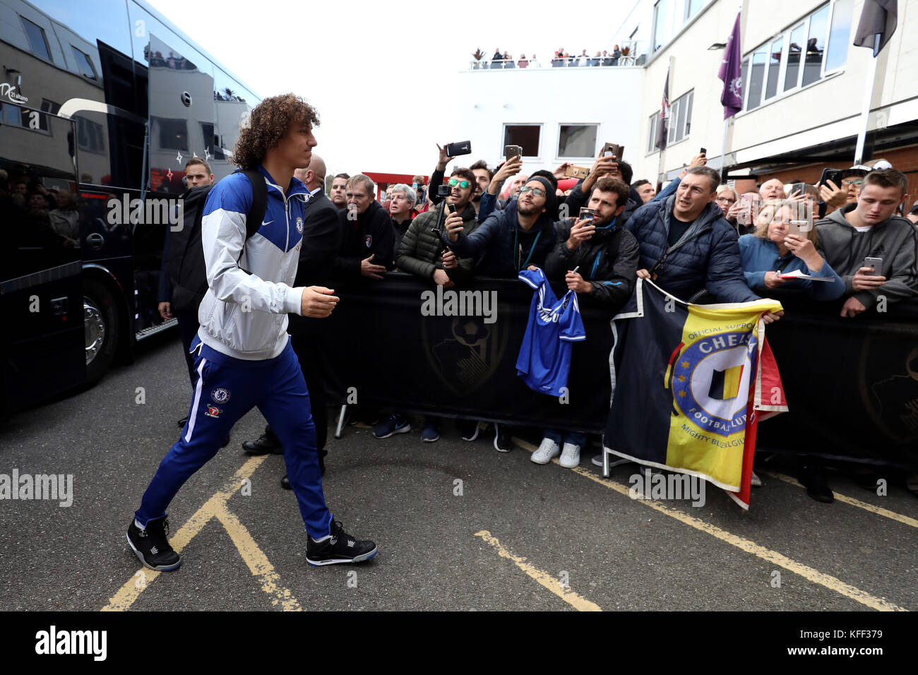 Fans wait as Chelsea's David Luiz arrives for the Premier League match at the Vitality Stadium, Bournemouth. PRESS ASSOCIATION Photo. Picture date: Saturday October 28, 2017. See PA story SOCCER Bournemouth. Photo credit should read: Steven Paston/PA Wire. RESTRICTIONS: No use with unauthorised audio, video, data, fixture lists, club/league logos or 'live' services. Online in-match use limited to 75 images, no video emulation. No use in betting, games or single club/league/player publications. Stock Photo