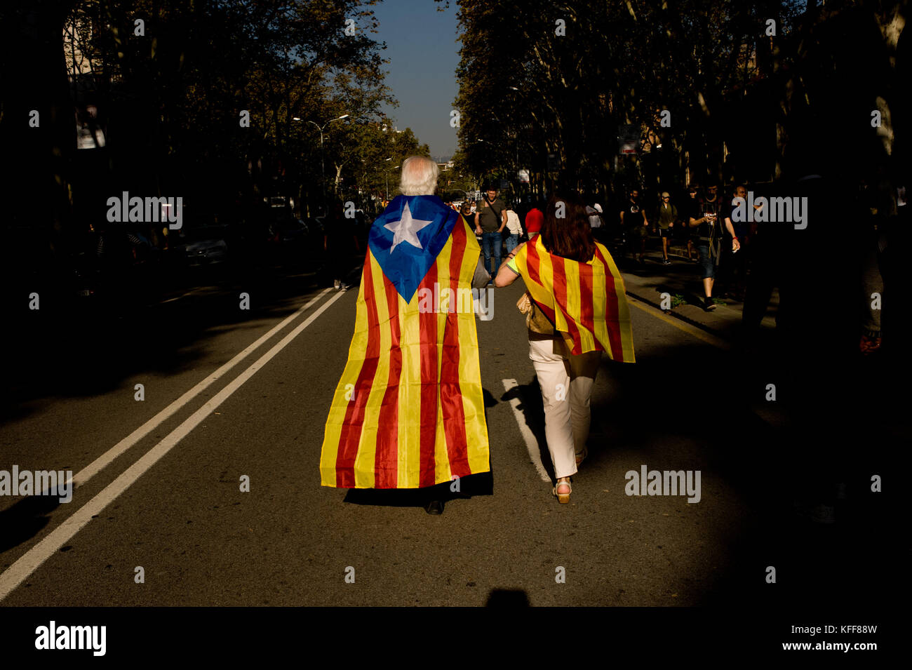 Barcelona, Spain. 27th Oct, 2017. October 27, 2017. People wrapped with estelada and catalan flags walks outside Catalonian Parliament in Barcelona. Credit:  Jordi Boixareu/Alamy Live News Stock Photo