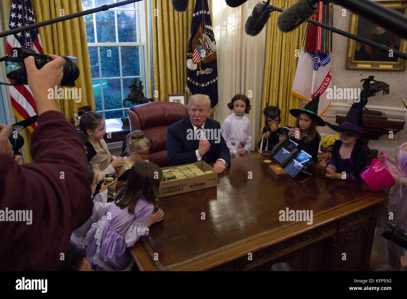 Washington DC, USA. 27th Oct, 2017. President Donald Trump poses for pictures with the children of White House journalists in the Oval Office, Friday, October 27, 2017. Credit: Michael Candelori/Alamy Live News Stock Photo