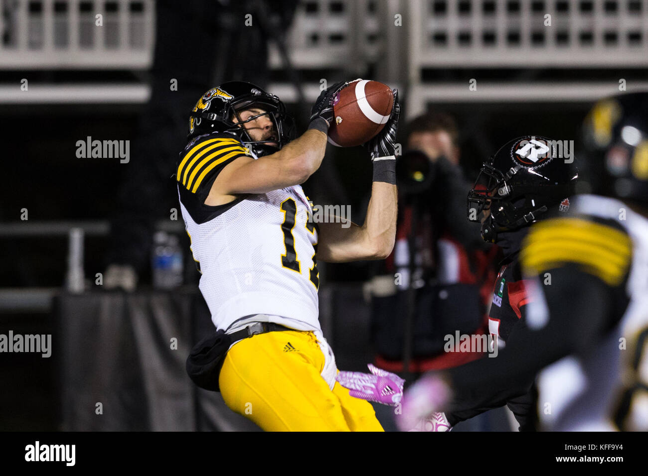 Ottawa, Canada. 27th Oct, 2017. Hamilton Tiger-Cats wide receiver Luke  Tasker (17) makes a fourth quarter touchdown reception during the CFL game  between Hamilton Tiger-Cats and Ottawa Redblacks at TD Place Stadium