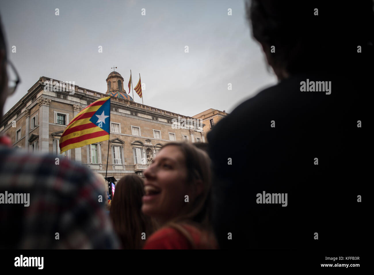 Barcelona, Spain. 27th Oct, 2017. Thousands of people celebrate the proclamation of the Republic of Catalonia in the Sant Jaume Square, also asking for the freedom of Jordi Sánchez and Jordi Cuixart. The Catalan Parliament has proclaimed, after a vote, the formation of Catalonia as a new state on the afternoon of 27 October, opposite the headquarters of the Catalan government. A few hours later the Government of Spain announced the intervention of Catalonia with the cessation of all the government and intervention of the regional police. Credit: Carles Desfilis / Alamy Live News Stock Photo