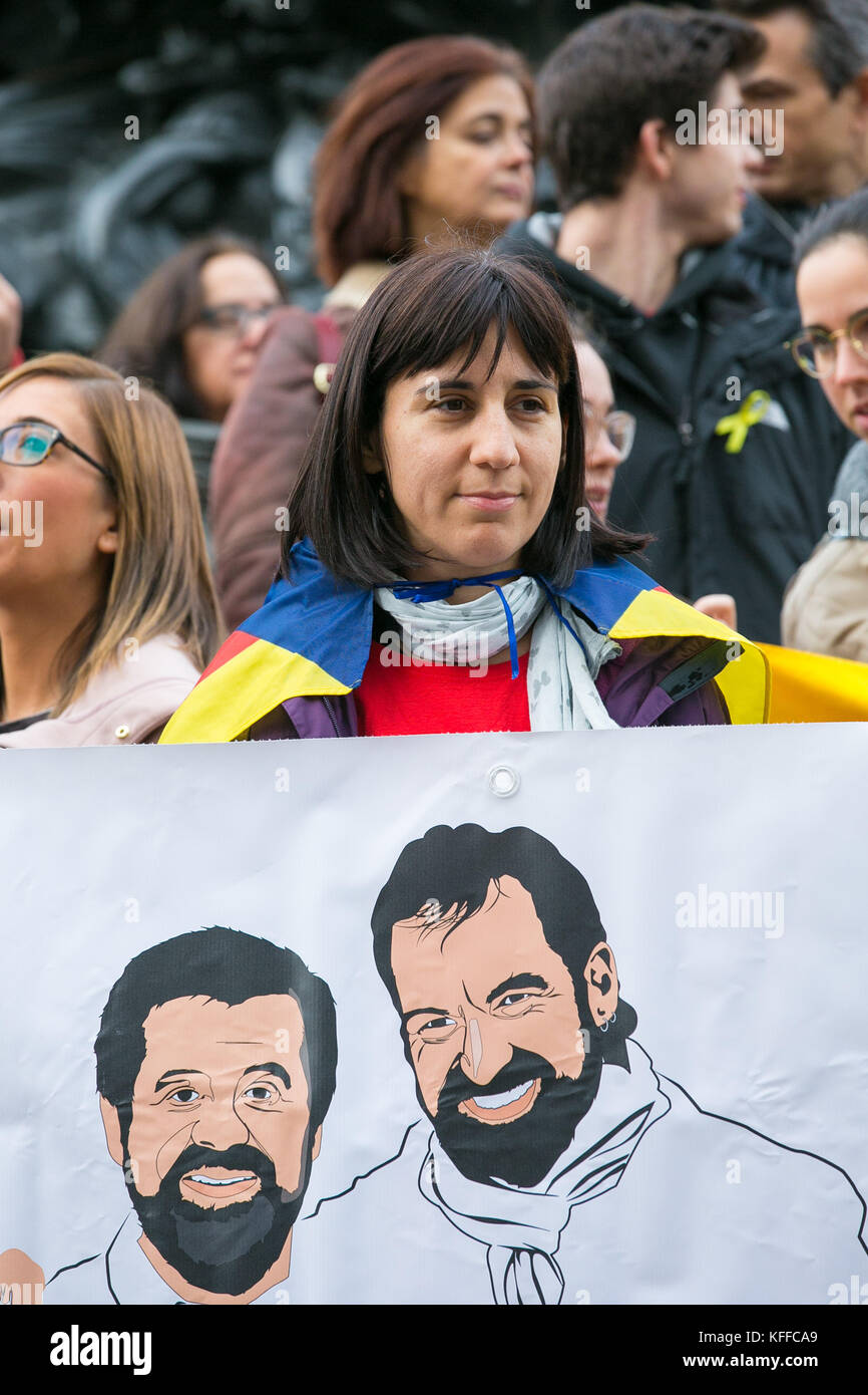 Piccadilly Circus. London. UK 28 Oct 2017 - Demonstrators protest in London’s Piccadilly Circus against Spanish repression and authoritarianism. The protesters demand immediate release of the political prisoners Jordi Cuixart and Jordi Sanchez. They also request the UK Government to condemn the violence towards undefended peaceful civilians during the referendum vote in Catalonia and to recognise the Republic of Catalonia. Credit: Dinendra Haria/Alamy Live News Stock Photo