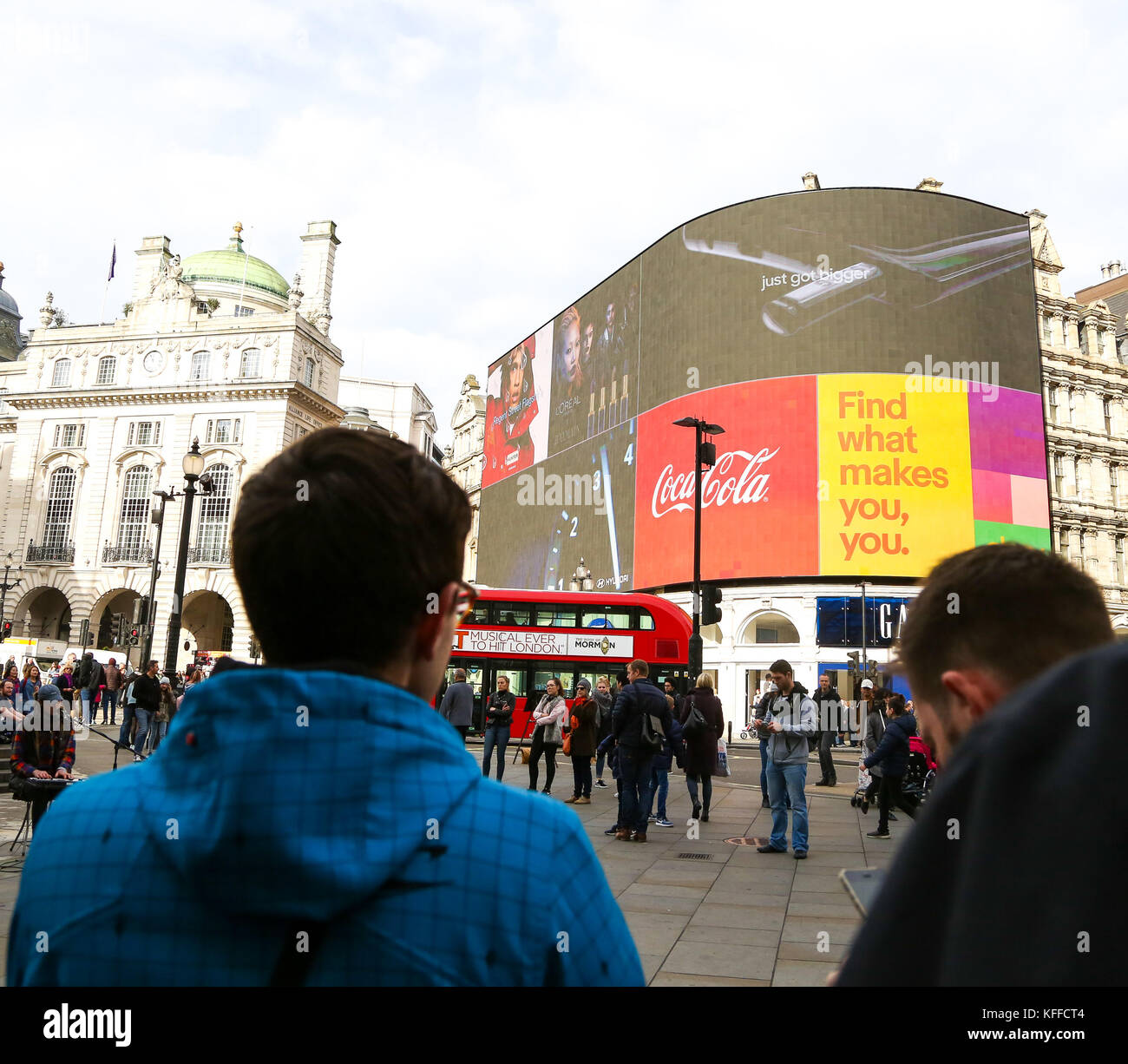 Piccadilly Circus. London. UK 28 Oct 2017 - Tourists in Piccadilly Circus on a sunny but cold day as Britain says goodbye to British Summer Time (BST) and welcomes back Greenwich Mean Time (GMT) for the winter when the clocks go back at 2am on Sunday 29 October 2017 Credit: Dinendra Haria/Alamy Live News Stock Photo