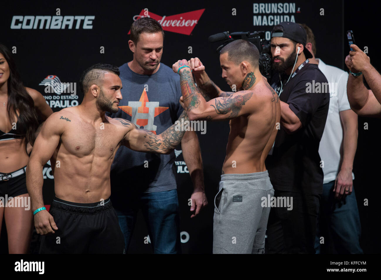 São Paulo, Brazil. 27th October, 2017. Opponents John Lineker of Brazil and Marlon Vera of Ecuador face off during the weighing in the UFC weigh-in event prior to the UFC Fight Night Sao Paulo, at the Ibirapuera Gymnasium. Paulo Lopes/BW Press/Alamy Live News Stock Photo