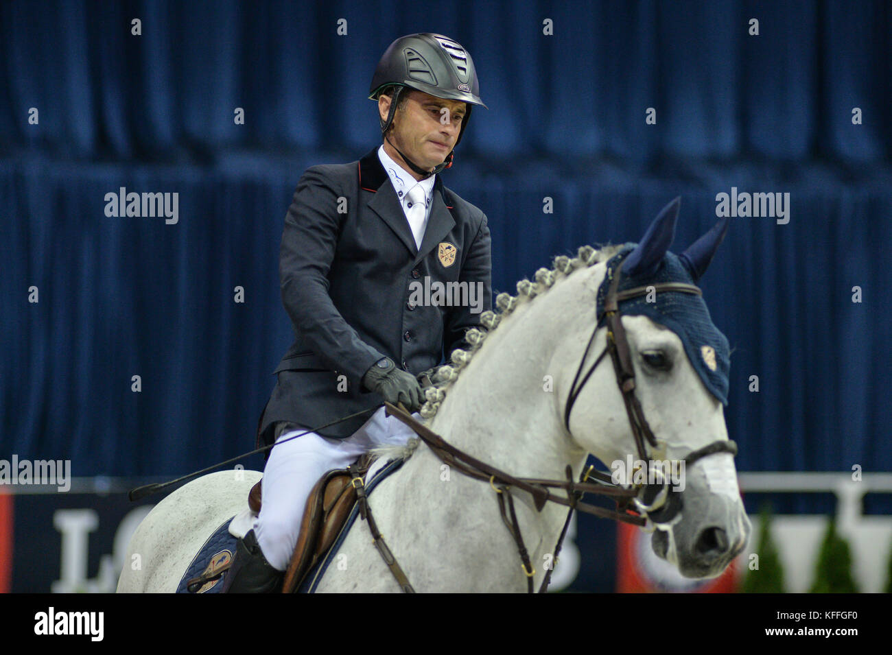 Washington, DC, USA. 27th Oct, 2017. DENIS LYNCH, riding RMF BELLA BALOUBET, surveys the course before his run in the International Jumper Speed Final held at the Capital One Arena in Washington, DC. Credit: Amy Sanderson/ZUMA Wire/Alamy Live News Stock Photo